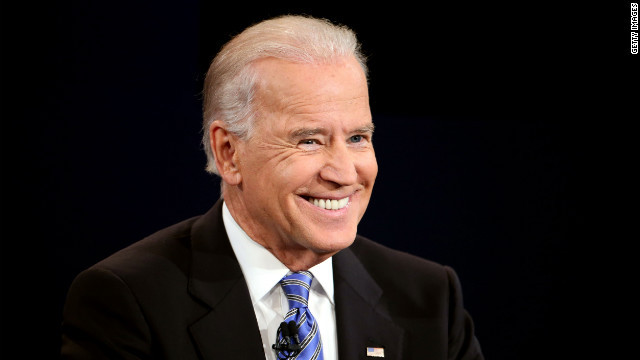 Ông Joe Biden cười rất nhiều trong cuộc tranh luận