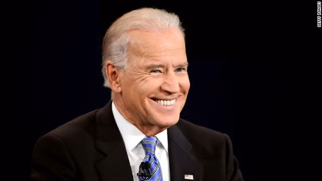 Ông Joe Biden cười rất nhiều trong cuộc tranh luận