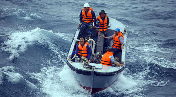 Vượt sóng to, gió lớn mang quà tới cho đồng đội