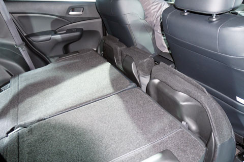 Hàng ghế sau gập gọn, tạo mặt phẳng cho khoang hành lý