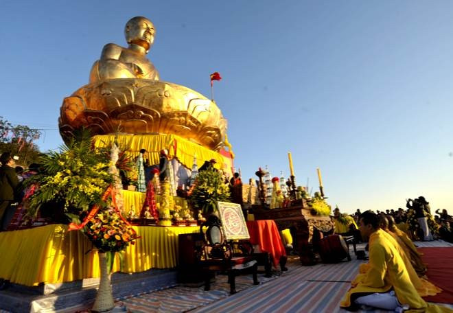 Đây là tượng đồng nguyên khối nặng hơn 138 tấn được đúc ngay trên bệ bê tông ở độ cao 920m so với mực nước biển. Tượng có chiều cao 6,6m ngồi trên đài sen (bằng đồng) cao 3,3m được đặt trên bệ rồng (bằng đá) cao 2,7m. 