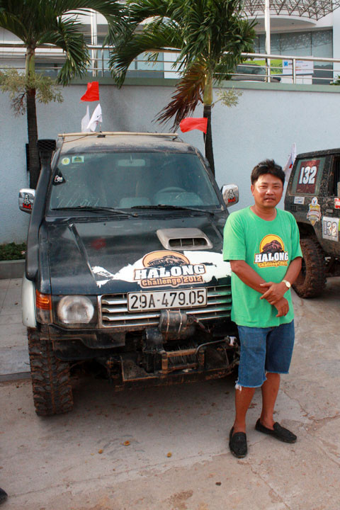 Anh Khanh bên chiếc xe của mình