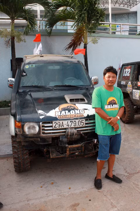 Anh Khanh bên chiếc xe của mình