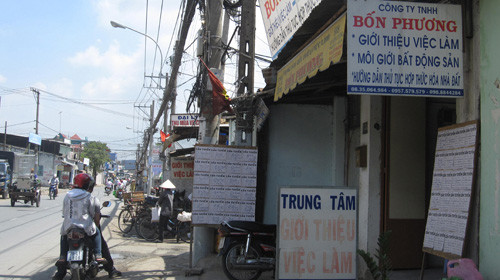 Rất nhiều cơ sở hoạt động giới thiệu việc làm xuất hiện trên đường An Dương Vương (Q.Bình Tân, TP.HCM). Ảnh: Bảo Ân. Rất nhiều cơ sở hoạt động giới thiệu việc làm xuất hiện trên đường An Dương Vương (Q.Bình Tân, TP.HCM). Ảnh: Bảo Ân