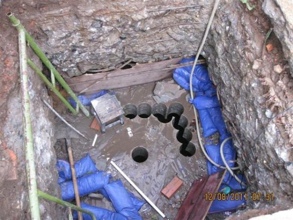 Đội thi công khoan bê tông, mở đường vào hầm