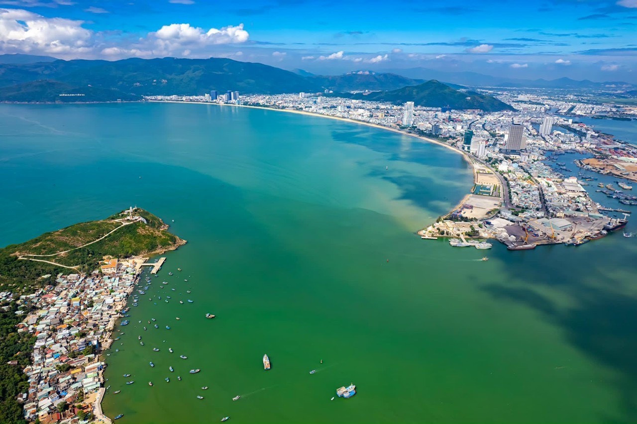 Bình Định đang ngày một có nhiều chiến lược đưa địa phương trở thành điểm sáng với mức tăng trưởng hai con số. Ảnh Dũng Nhân