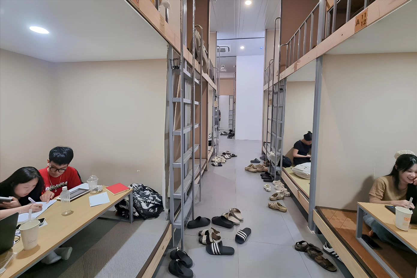 Các quán cà phê 24h trở thành ngôi nhà thứ hai của các bạn trẻ. Ảnh: Thanh Hiền