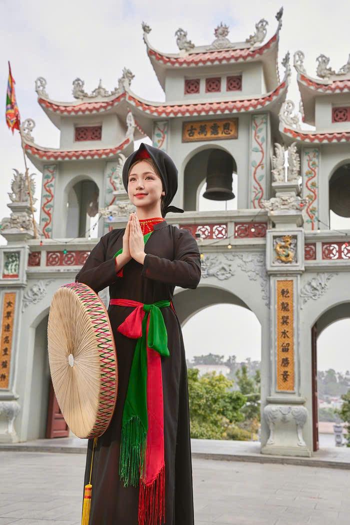 Trang phục của Hòa Minzy trong MV nhận nhiều lời khen trên mạng xã hội, trong khi các chuyên gia văn hóa lo ngại biến tấu quá đà Trang phục của Hòa Minzy trong MV nhận nhiều lời khen trên mạng xã hội, trong khi các chuyên gia văn hóa lo ngại biến tấu quá đà