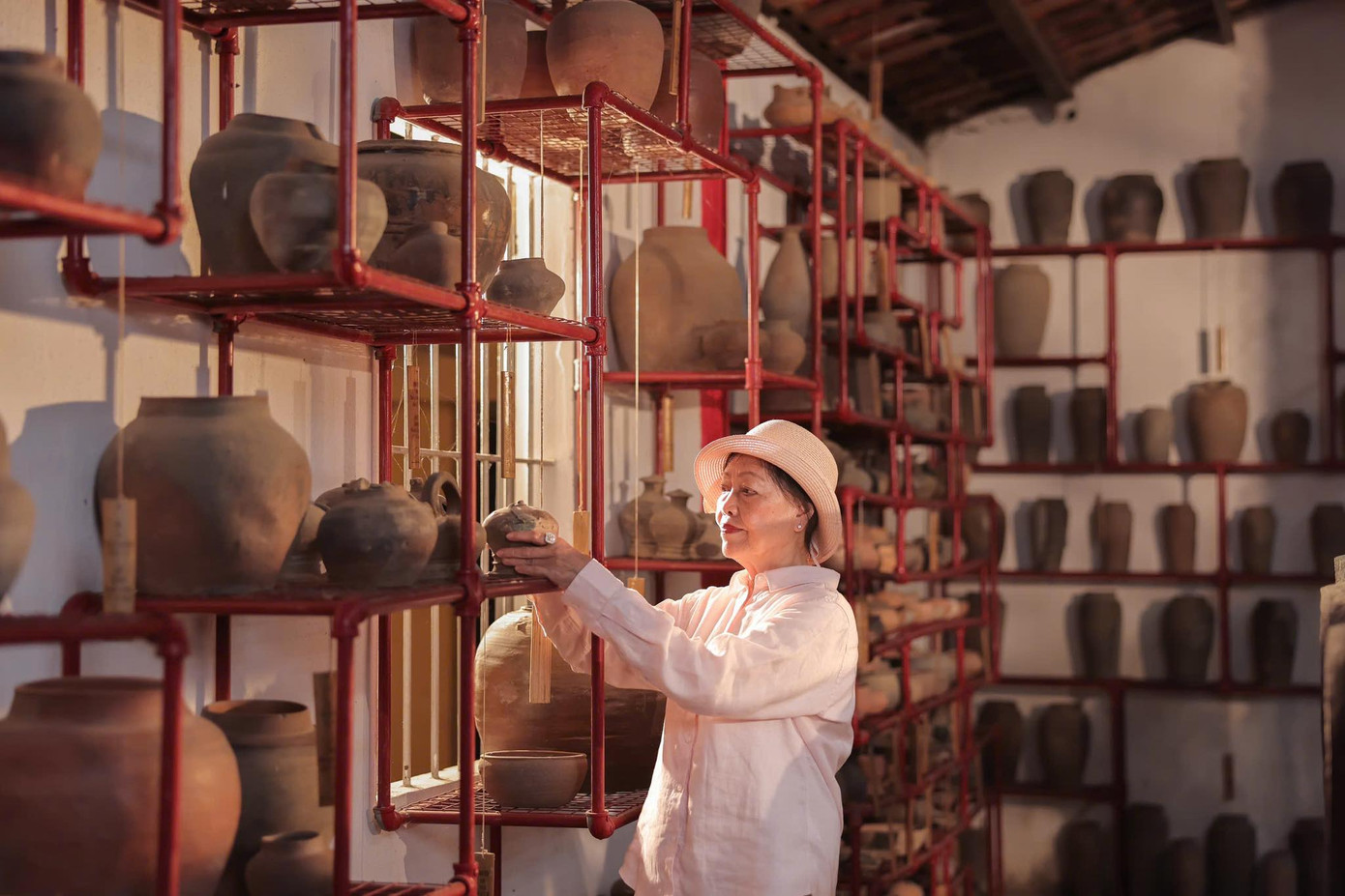 GS.TS Thái Kim Lan với “Lan viên cổ tích”, nơi trưng bày gần 5.000 hiện vật gốm cổ được trục vớt từ sông Hương. Ảnh: TL