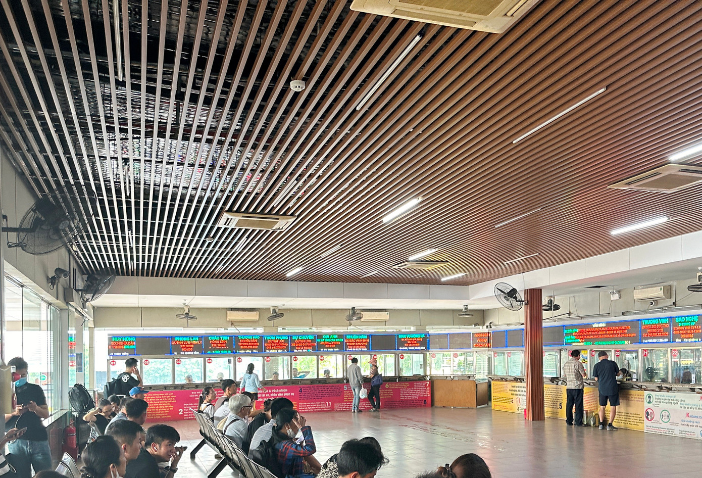 Để nâng cao chất lượng phục vụ, vừa qua bến xe đã sắp xếp, chỉnh trang lại khu nhà chờ hành khách theo hướng mở rộng, tăng không gian, tiện ích Để nâng cao chất lượng phục vụ, vừa qua bến xe đã sắp xếp, chỉnh trang lại khu nhà chờ hành khách theo hướng mở rộng, tăng không gian, tiện ích