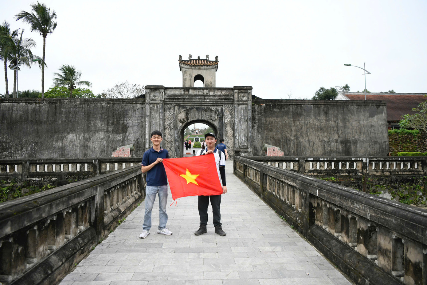 Dương Văn Khánh cùng bạn đồng hành giương cao lá cờ Tổ quốc trước Thành Cổ Quảng Trị. Ảnh: Như Ý