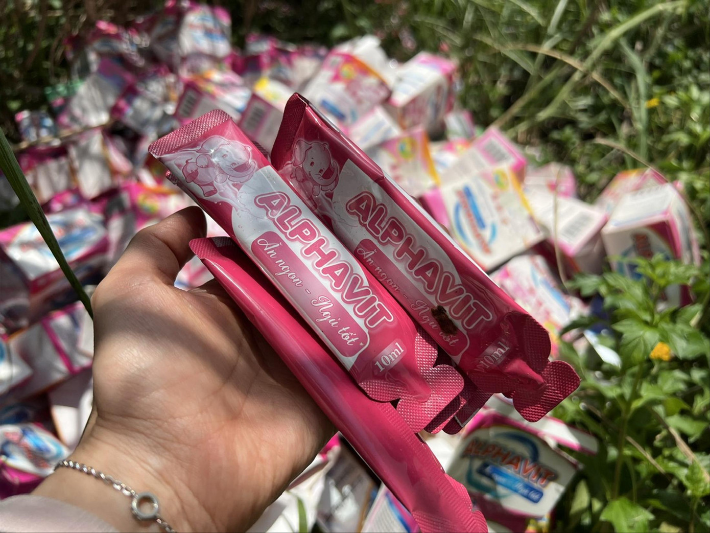 Đa số các sản phẩm là thuốc hoặc thực phẩm chức năng có vấn đề về chất lượng, đều hướng đến đối tượng trẻ nhỏ, người già, phụ nữ mang thai… ảnh : U.P