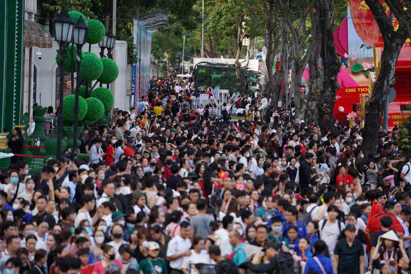 Lượng khách tăng vọt nhưng hạ tầng không theo kịp khiến nhiều điểm đến rơi vào hỗn loạn Lượng khách tăng vọt nhưng hạ tầng không theo kịp khiến nhiều điểm đến rơi vào hỗn loạn