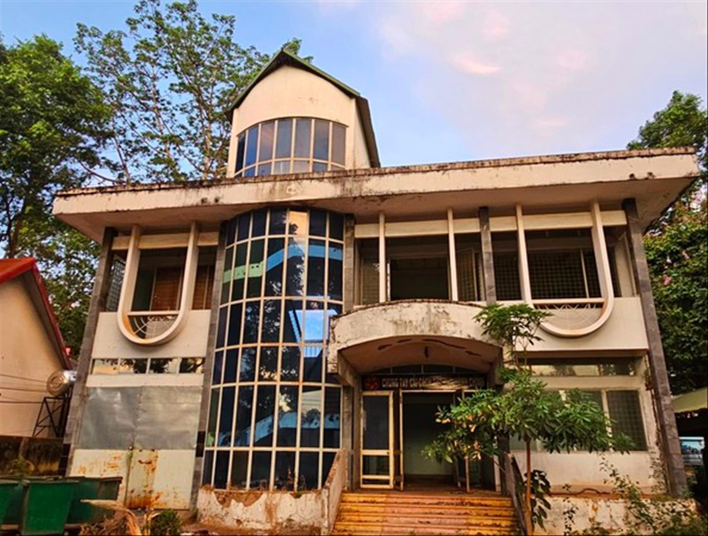 Bộ ngành đề xuất lập tổ phản ứng nhanh xử lý trụ sở công dôi dư. Trong ảnh, trụ sở Chi cục thuế huyện Cư M’gar (cũ) tại Đắk Lắk bị bỏ không. Ảnh: HUỲNH THỦY Bộ ngành đề xuất lập tổ phản ứng nhanh xử lý trụ sở công dôi dư. Trong ảnh, trụ sở Chi cục thuế huyện Cư M’gar (cũ) tại Đắk Lắk bị bỏ không. Ảnh: HUỲNH THỦY