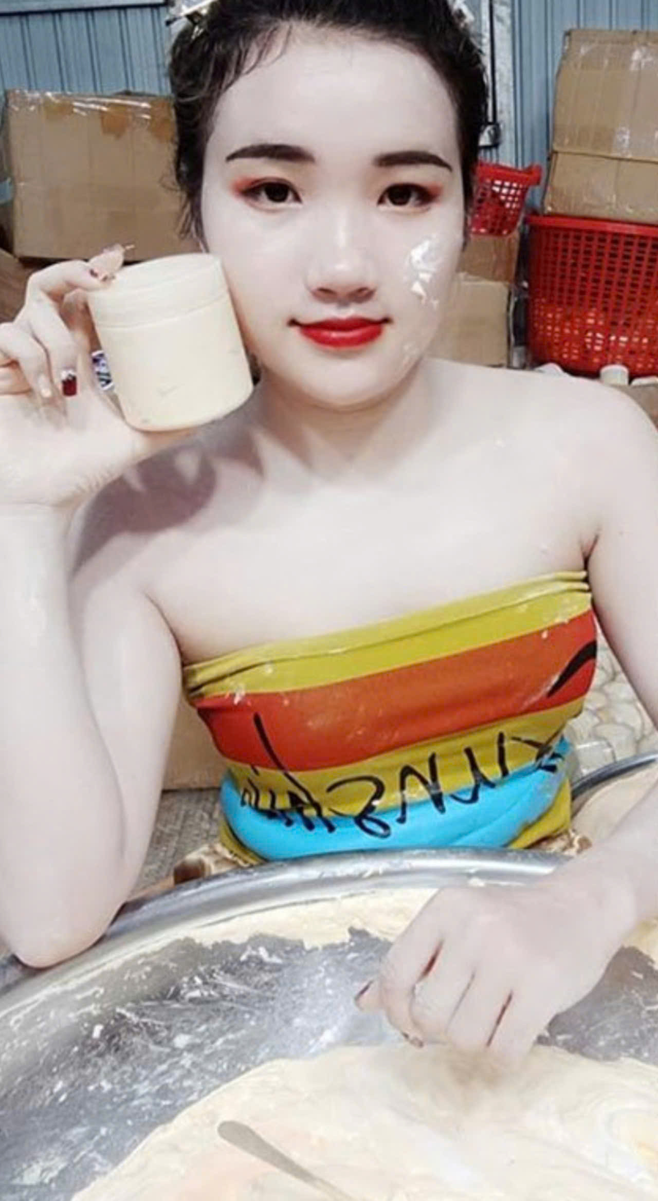 Một hot girl bán kem trộn từng gây ồn ào.