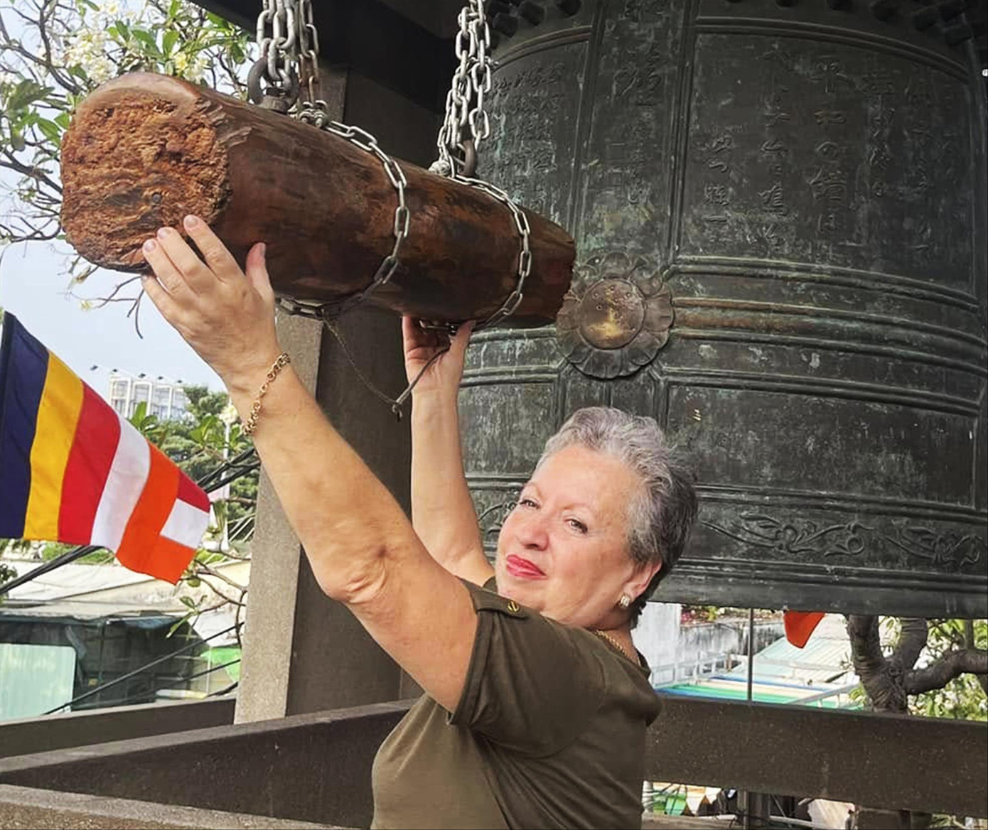 Du khách nước ngoài đánh chuông đón năm mới. Ảnh: Nguyên Anh.