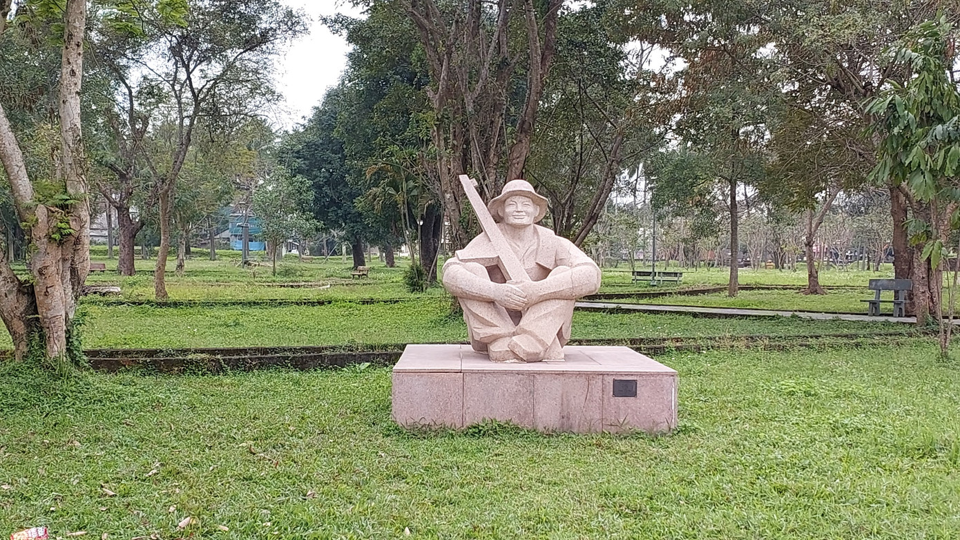 Tác phẩm “Nụ cười” trong khuôn viên Thành Cổ Quảng Trị. Ảnh: Thanh Hải