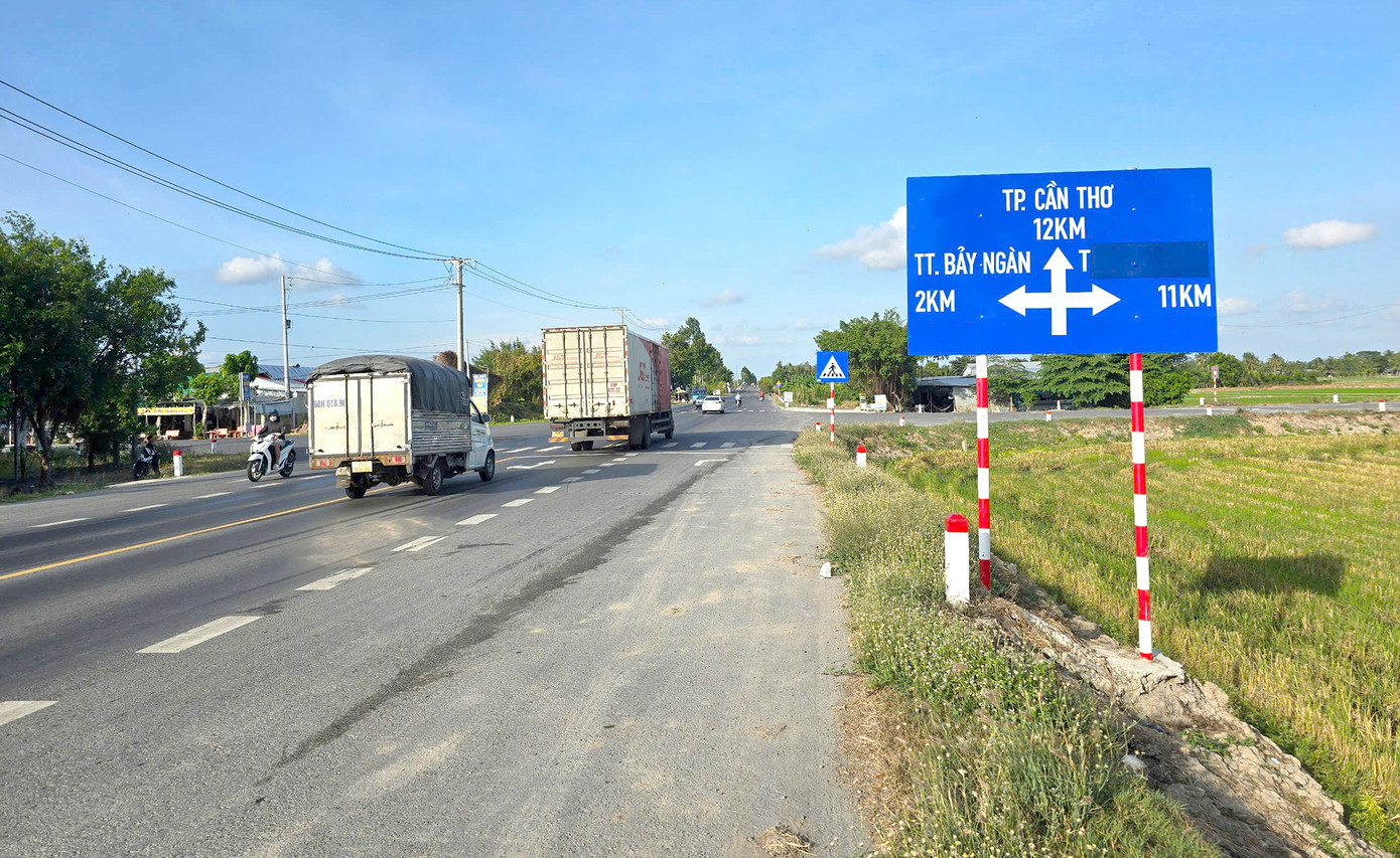 Bên cạnh đặc thù sông nước dày đặc, đường bộ tại Hậu Giang và các tỉnh miền Tây ngày càng hoàn thiện, rút ngắn thời gian đi lại, giao thương. Ảnh: Cảnh Kỳ