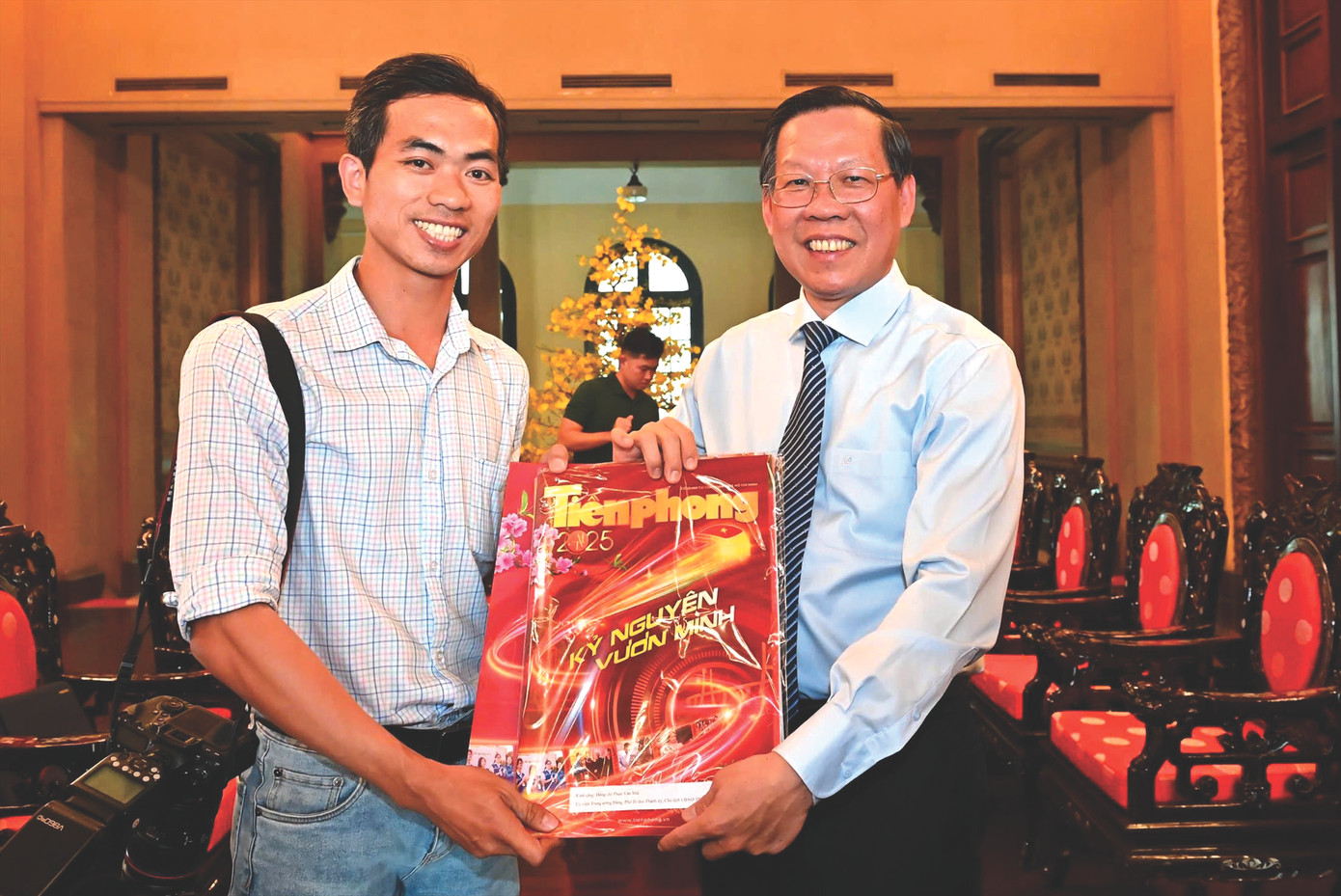 Tác giả bài viết gửi số báo đặc biệt mừng Xuân Ất Tỵ tặng Chủ tịch UBND TPHCM Phan Văn Mãi (nay là Chủ nhiệm Ủy ban Kinh tế và Tài chính của Quốc hội). Ảnh: VIỆT DŨNG