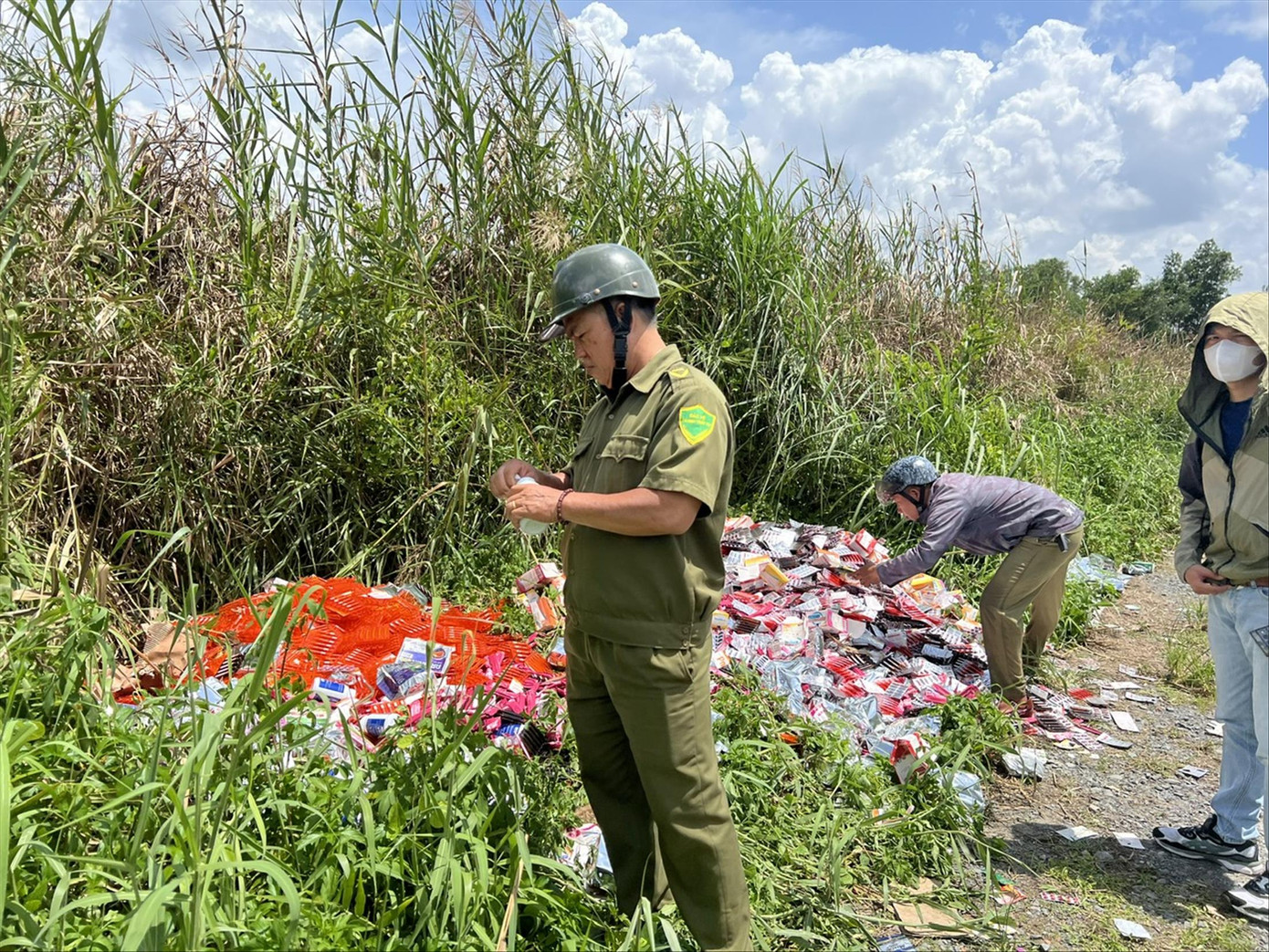 Lực lượng chức năng giữ hiện trường “núi” thuốc, thực phẩm chức năng nghi hàng kém chất lượng bị đổ bỏ tại vùng ven TPHCM. ảnh: U.P Lực lượng chức năng giữ hiện trường “núi” thuốc, thực phẩm chức năng nghi hàng kém chất lượng bị đổ bỏ tại vùng ven TPHCM. ảnh: U.P
