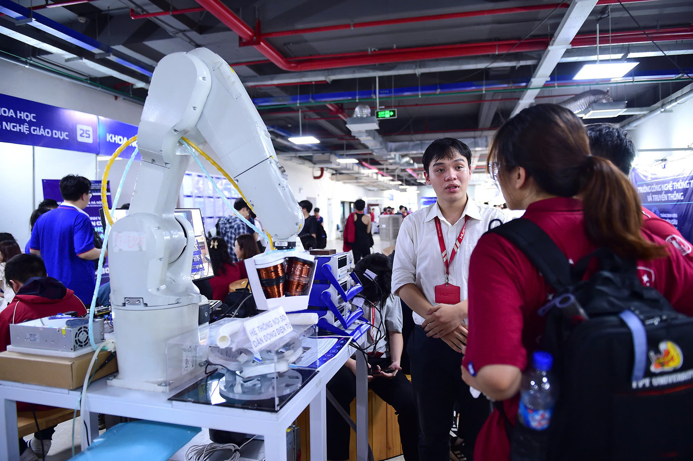 Tạo môi trường nuôi dưỡng và phát huy tinh thần khởi nghiệp, đổi mới sáng tạo cho thanh niên (Trong ảnh, các bạn trẻ tại Festival sáng tạo trẻ và trình diễn sản phẩm khoa học công nghệ tháng 5/2025, tại Hà Nội). Ảnh: Xuân Tùng Tạo môi trường nuôi dưỡng và phát huy tinh thần khởi nghiệp, đổi mới sáng tạo cho thanh niên (Trong ảnh, các bạn trẻ tại Festival sáng tạo trẻ và trình diễn sản phẩm khoa học công nghệ tháng 5/2025, tại Hà Nội). Ảnh: Xuân Tùng