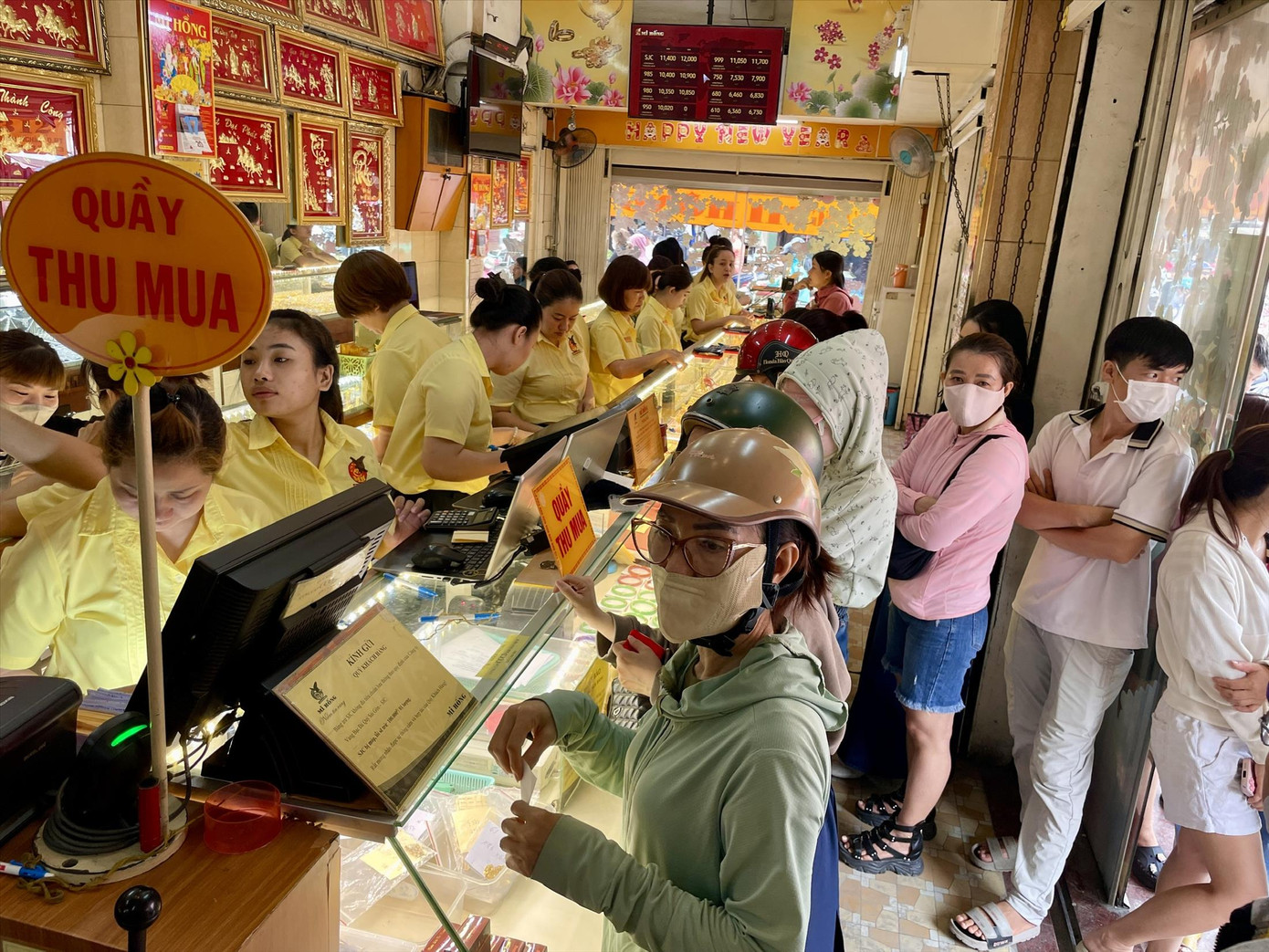 Người dân xếp hàng mua vàng khi giá tăng lên mốc 120 triệu đồng/lượng ngày 17/4. ảnh: U.P Người dân xếp hàng mua vàng khi giá tăng lên mốc 120 triệu đồng/lượng ngày 17/4. ảnh: U.P