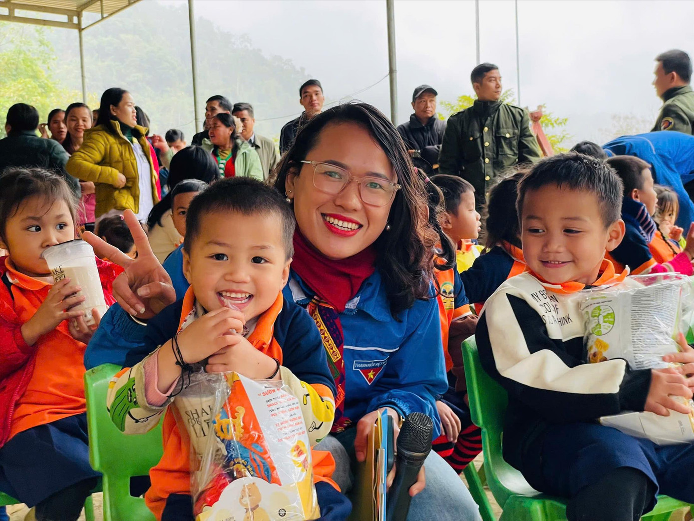 Chị Lô Thị Lan - Bí thư Đoàn thị trấn Thạch Giám cùng với những đứa trẻ ở bản Na Ngân, xã Nga My, huyện Tương Dương, tỉnh Nghệ An. Chị Lô Thị Lan - Bí thư Đoàn thị trấn Thạch Giám cùng với những đứa trẻ ở bản Na Ngân, xã Nga My, huyện Tương Dương, tỉnh Nghệ An.