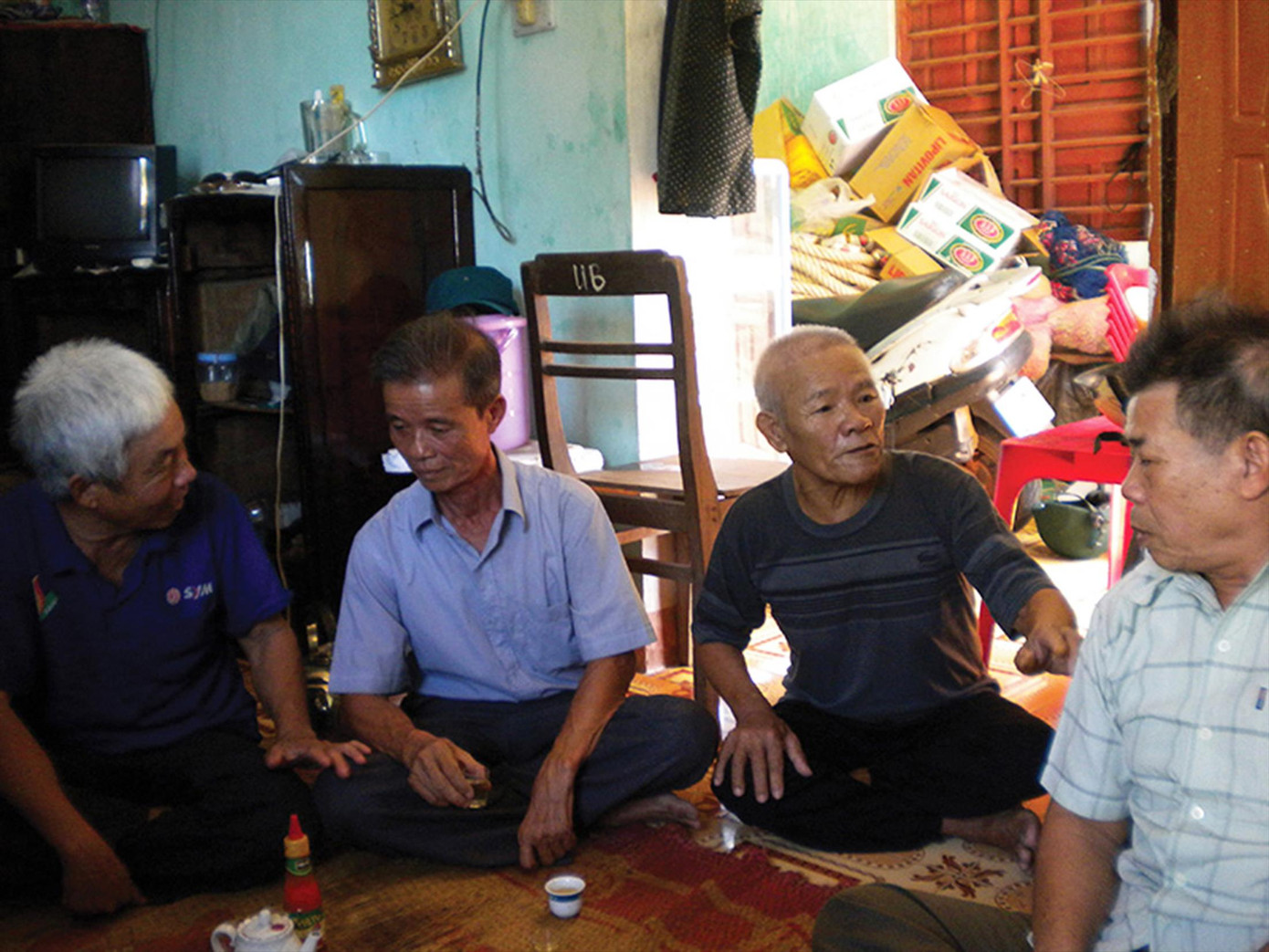 Ông Nguyễn Văn Biểu - ngoài cùng bên trái - và những chứng nhân một thời. Ảnh: PXD