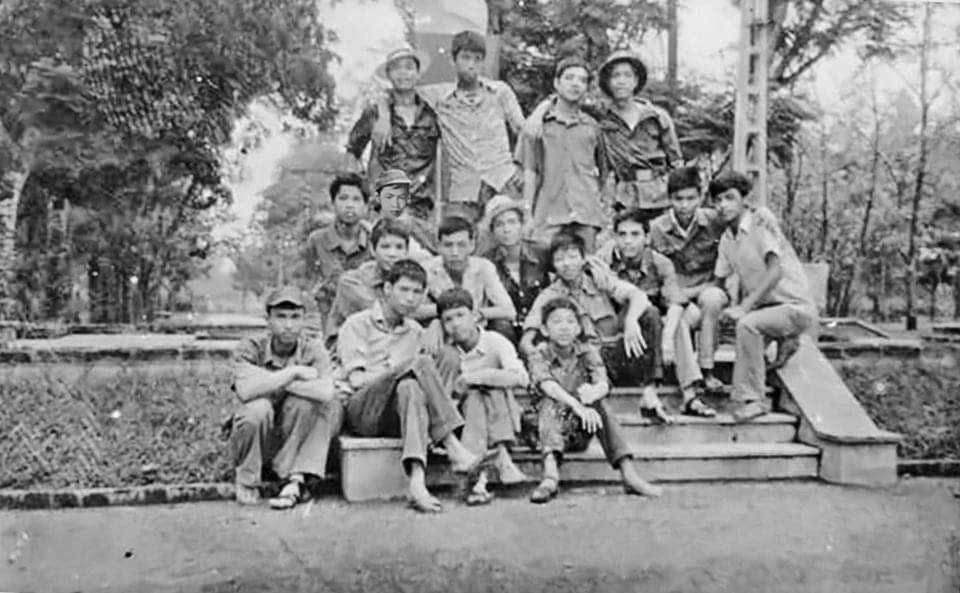 Bốn tân binh đứng hàng trên cùng bức ảnh thì hai anh Trần Đăng Thảo, Nguyễn Quốc Công (bìa phải) đã hy sinh tại Lạng Sơn ngày 17/2/1979. Ảnh tư liệu. Bốn tân binh đứng hàng trên cùng bức ảnh thì hai anh Trần Đăng Thảo, Nguyễn Quốc Công (bìa phải) đã hy sinh tại Lạng Sơn ngày 17/2/1979. Ảnh tư liệu.