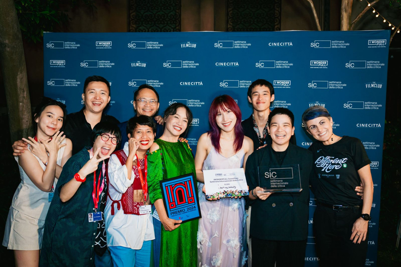 Đạo diễn Dương Diệu Linh (thứ tư từ phải qua) và đoàn làm phim cầm trên tay Giải Phim hay nhất và Giải Phim sáng tạo nhất tại LHP Quốc tế Venice. Nguồn ảnh: CJ CGV Đạo diễn Dương Diệu Linh (thứ tư từ phải qua) và đoàn làm phim cầm trên tay Giải Phim hay nhất và Giải Phim sáng tạo nhất tại LHP Quốc tế Venice. Nguồn ảnh: CJ CGV