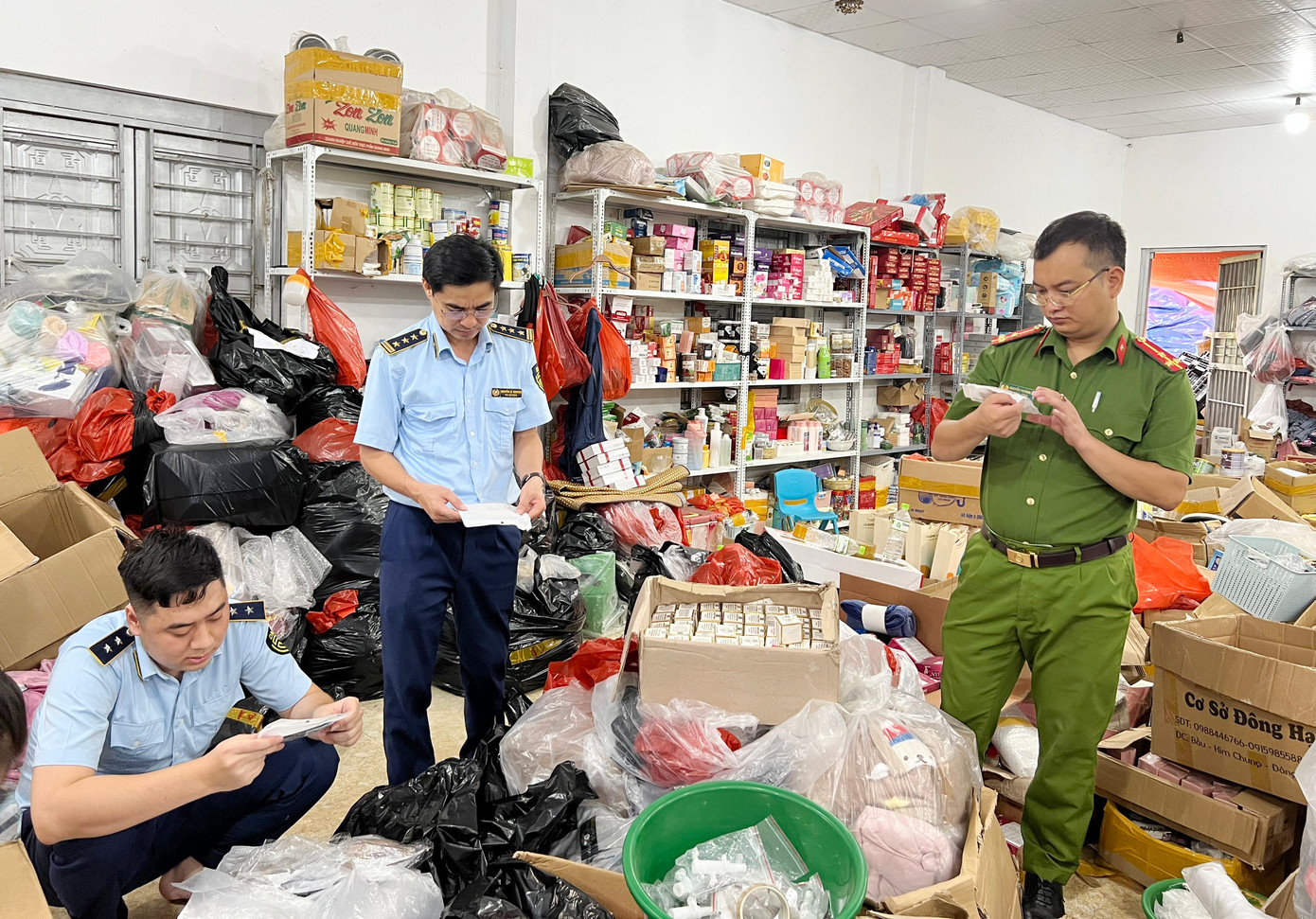 Cơ quan chức năng kiểm tra nguồn gốc hàng hóa kinh doanh hàng giả, hàng nhái giả mạo các thương hiệu nổi tiếng. ảnh: QLTT Cơ quan chức năng kiểm tra nguồn gốc hàng hóa kinh doanh hàng giả, hàng nhái giả mạo các thương hiệu nổi tiếng. ảnh: QLTT
