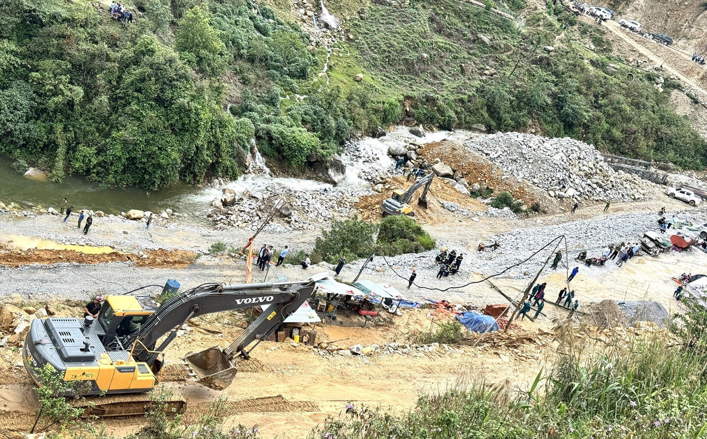 Hiện trường vụ sạt lở đất tại công trường thủy điện. Hiện trường vụ sạt lở đất tại công trường thủy điện.