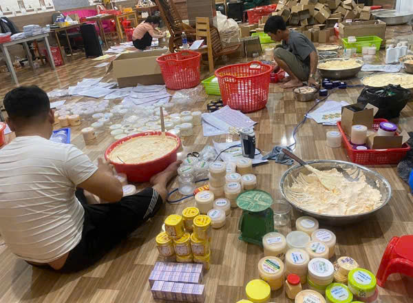 Bên trong một cơ sở sản xuất mỹ phẩm bị xử phạt.