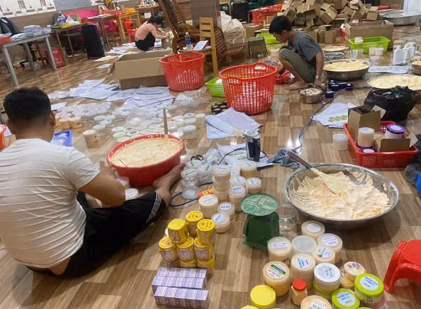 Bên trong một cơ sở sản xuất mỹ phẩm bị xử phạt. Bên trong một cơ sở sản xuất mỹ phẩm bị xử phạt.