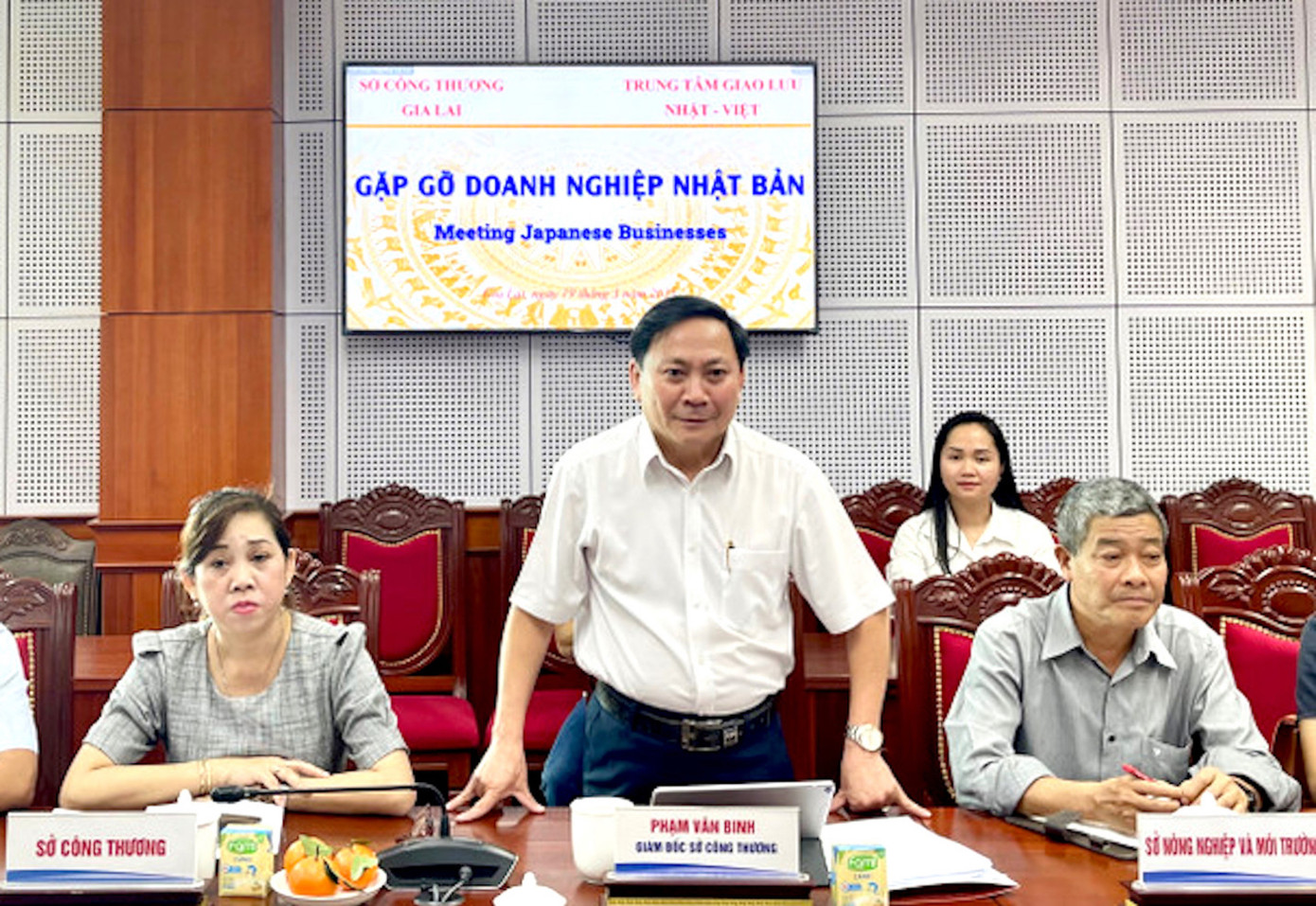 Giám đốc Sở Công Thương tỉnh Gia Lai Phạm Văn Binh phát biểu trong buổi gặp gỡ với đoàn doanh nghiệp Nhật Bản để thảo luận về kế hoạch xúc tiến thương mại