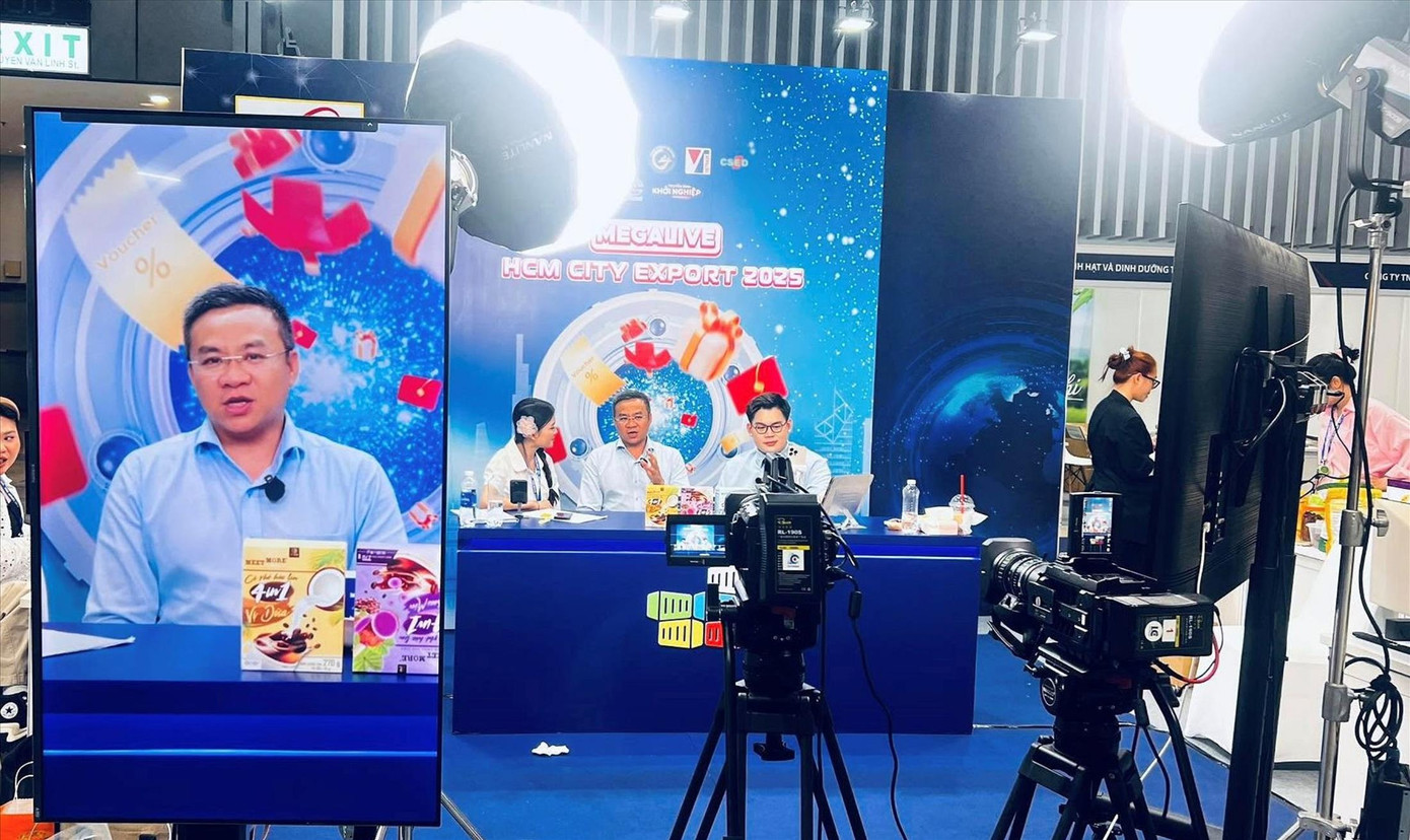 Ông Nguyễn Ngọc Luận (ngồi giữa), nhà sáng lập cà phê nông sản Meet More livestream bán cà phê