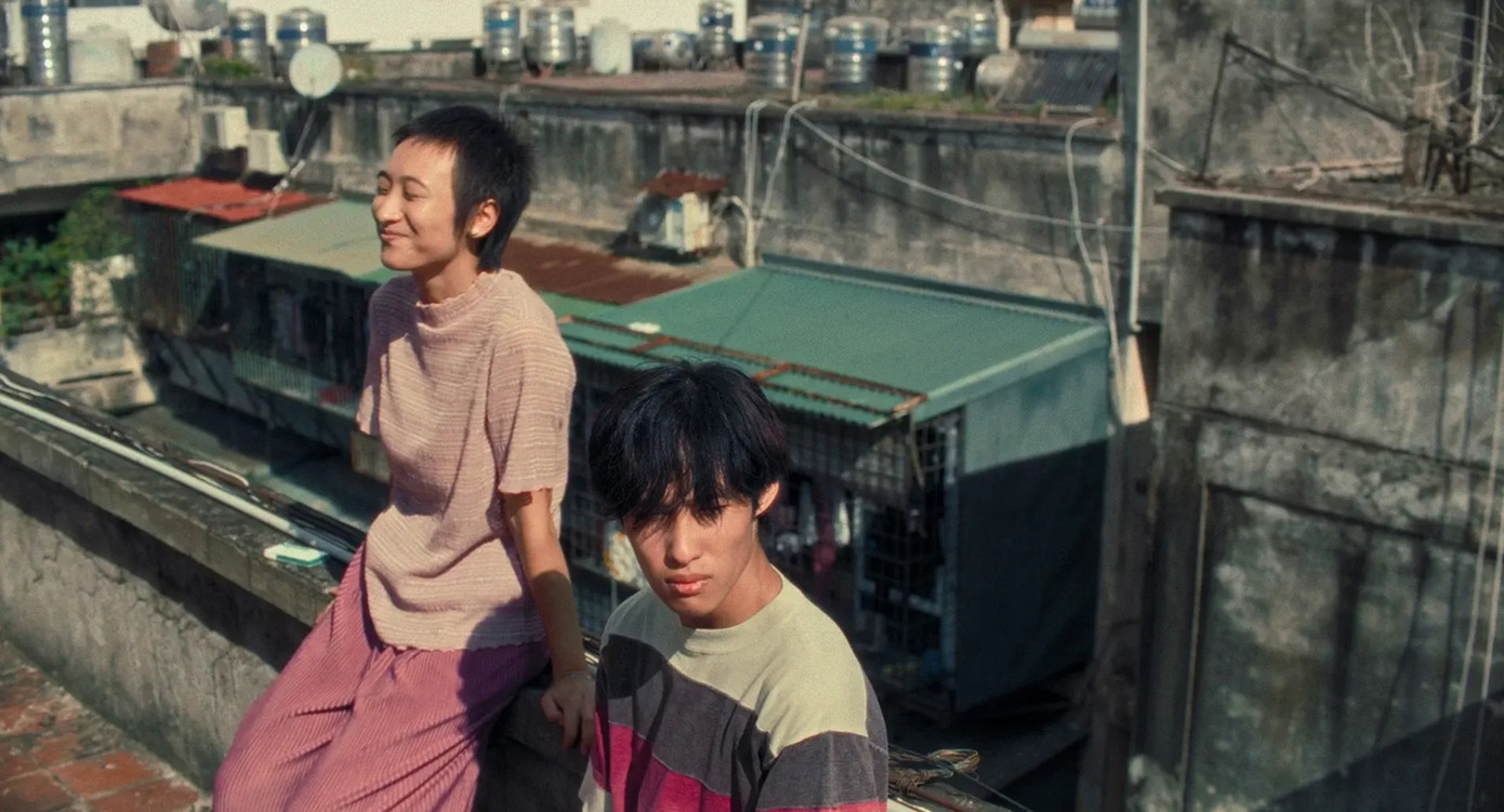 Sân thượng của khu nhà tập thể là chốn quen thuộc của Hà và Trọng trong phim Sân thượng của khu nhà tập thể là chốn quen thuộc của Hà và Trọng trong phim