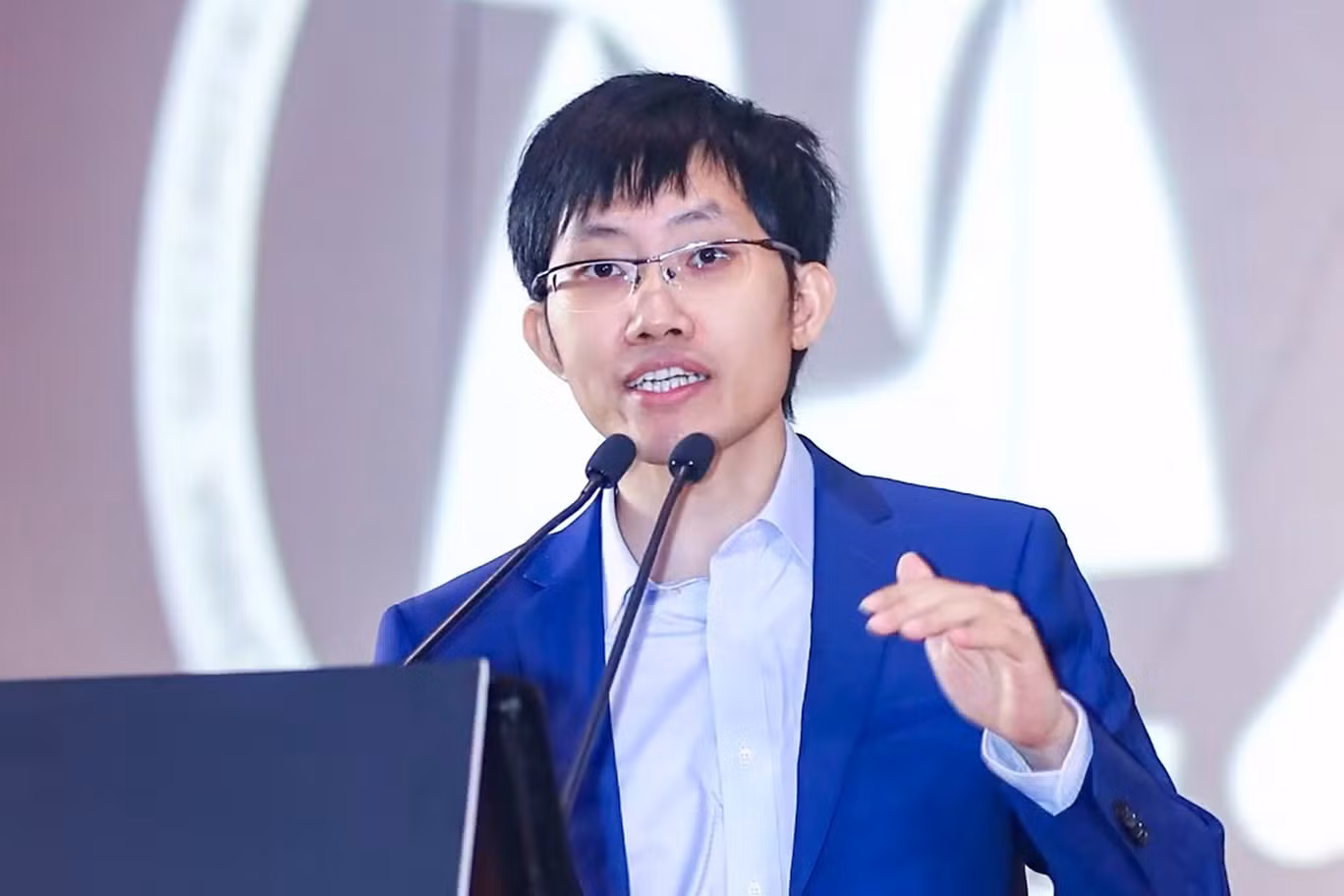 Ông Liang Wenfeng, người sáng lập công ty khởi nghiệp DeepSeek, phát biểu tại một sự kiện ở Thượng Hải, Trung Quốc, năm 2019 Ông Liang Wenfeng, người sáng lập công ty khởi nghiệp DeepSeek, phát biểu tại một sự kiện ở Thượng Hải, Trung Quốc, năm 2019