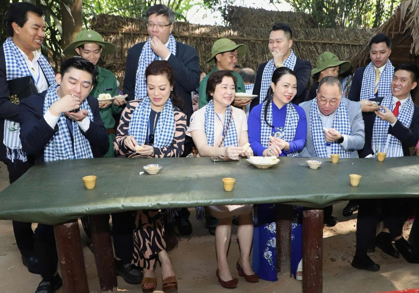 Du khách thưởng thức khoai mì, món ăn đặc trưng của “dân địa đạo” năm xưa