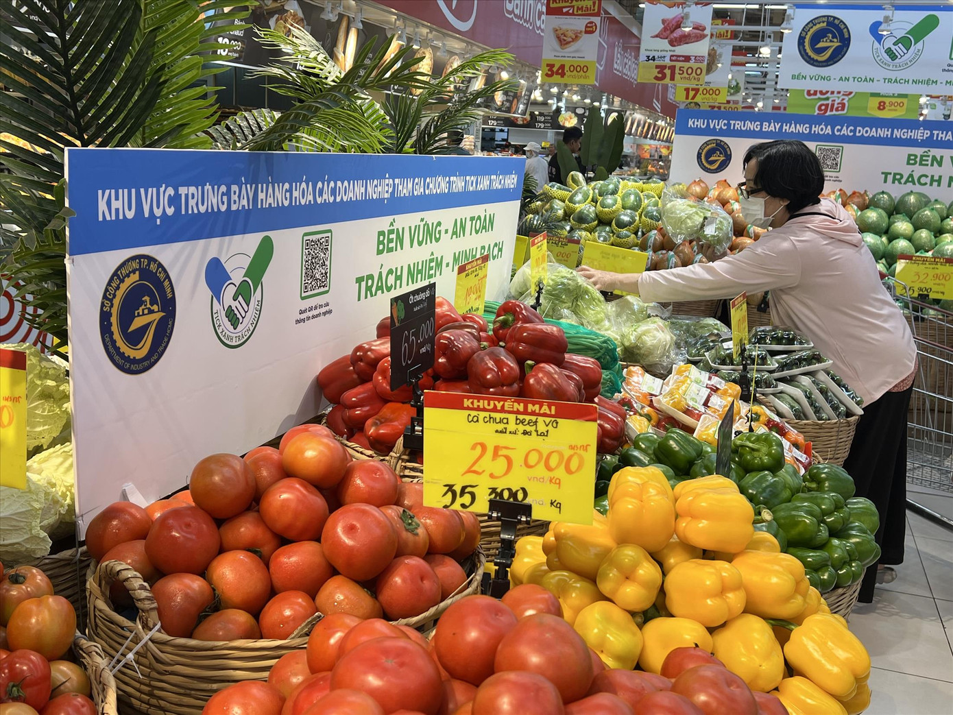 Người tiêu dùng có thể quét mã QR hoặc chọn sản phẩm có nhận diện truy xuất nguồn gốc khi mua hàng. Ảnh: U.P Người tiêu dùng có thể quét mã QR hoặc chọn sản phẩm có nhận diện truy xuất nguồn gốc khi mua hàng. Ảnh: U.P