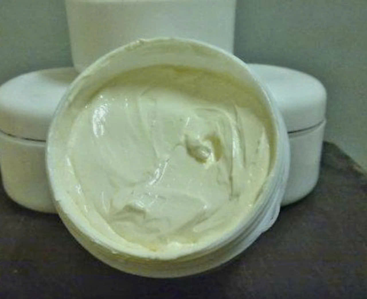 Kem trộn không nhãn mác từng được bán trên mạng.