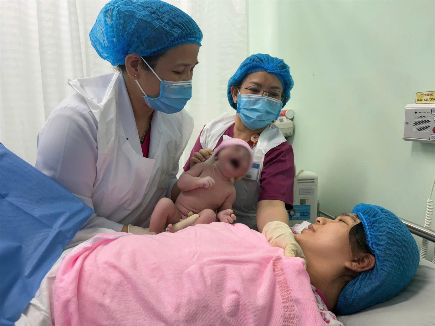 Sản phụ sinh con tại Bệnh viện Hùng Vương (TPHCM). Ảnh: Vân Sơn