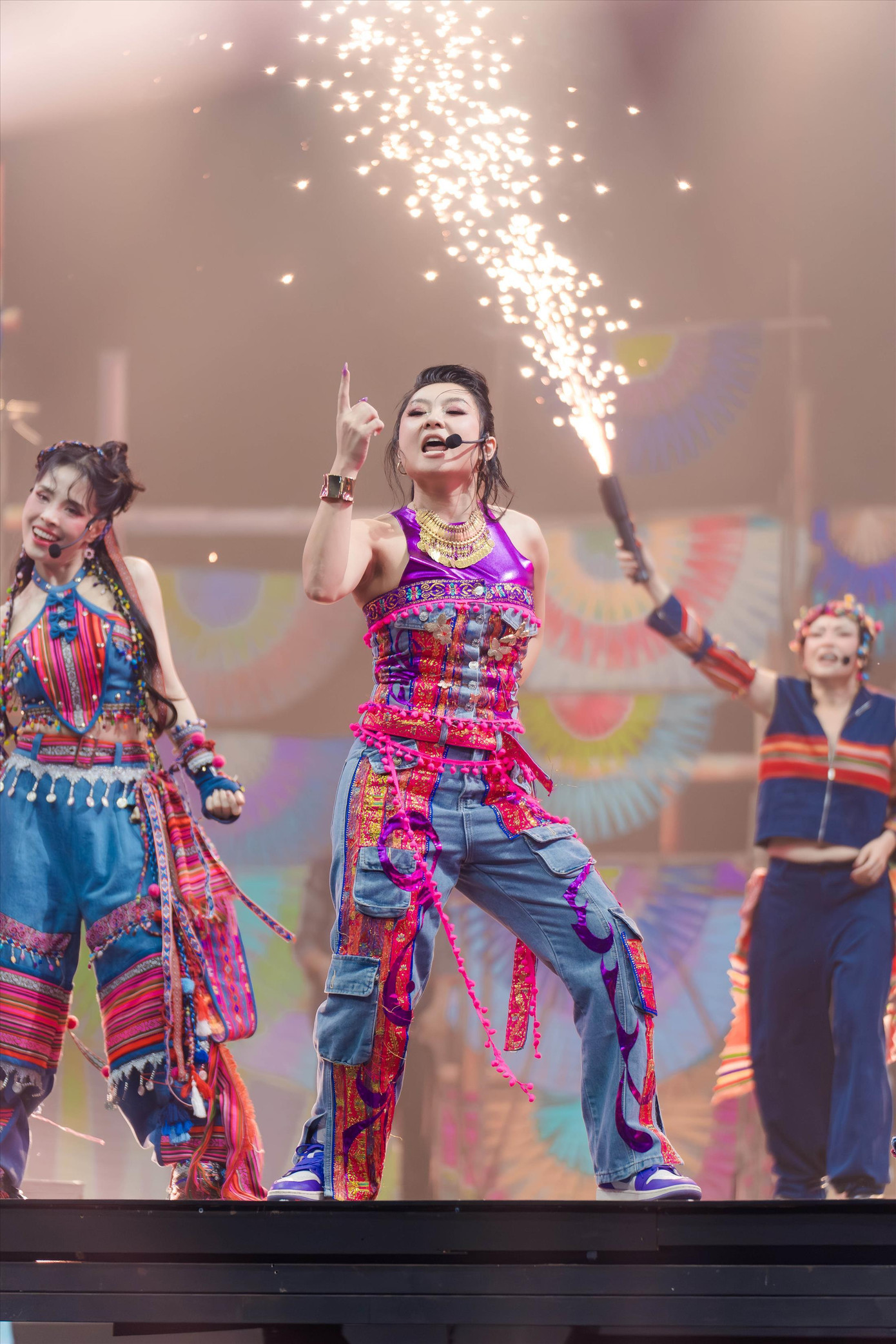 Đội Kiều Anh biến Inh lả ơi thành “nhạc sàn”. Ảnh: BTC Đội Kiều Anh biến Inh lả ơi thành “nhạc sàn”. Ảnh: BTC