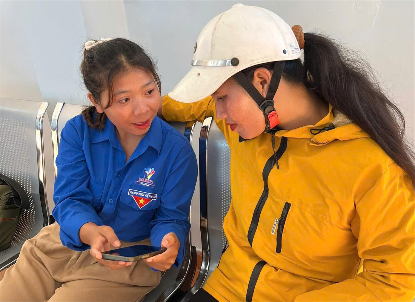 Đoàn viên Kon Sơ K Ty (xã Lạc Dương, Lâm Đồng) hỗ trợ cài đặt, hướng dẫn sử dụng ứng dụng VneID cho người dân Đoàn viên Kon Sơ K Ty (xã Lạc Dương, Lâm Đồng) hỗ trợ cài đặt, hướng dẫn sử dụng ứng dụng VneID cho người dân