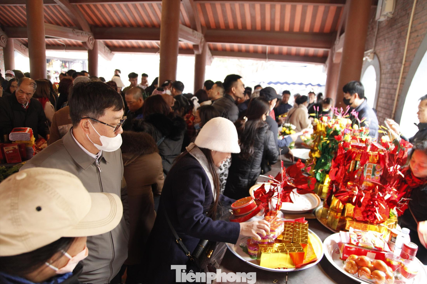 Khu vực sắp lễ ở đền Bà Chúa Kho. Khu vực sắp lễ ở đền Bà Chúa Kho.