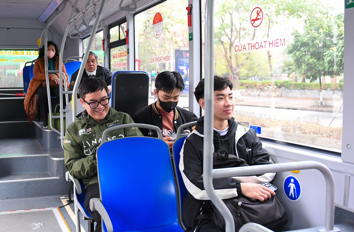 Hành khách di chuyển trên xe buýt điện của Transerco Hành khách di chuyển trên xe buýt điện của Transerco