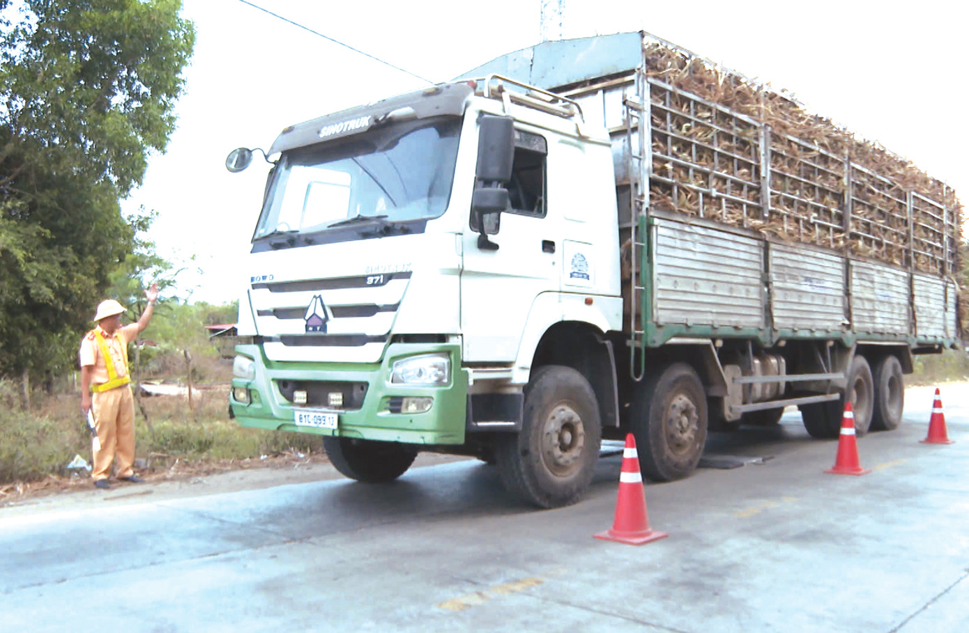 Lực lượng Cảnh sát Giao thông kiểm tra một số ô tô tải chở mía