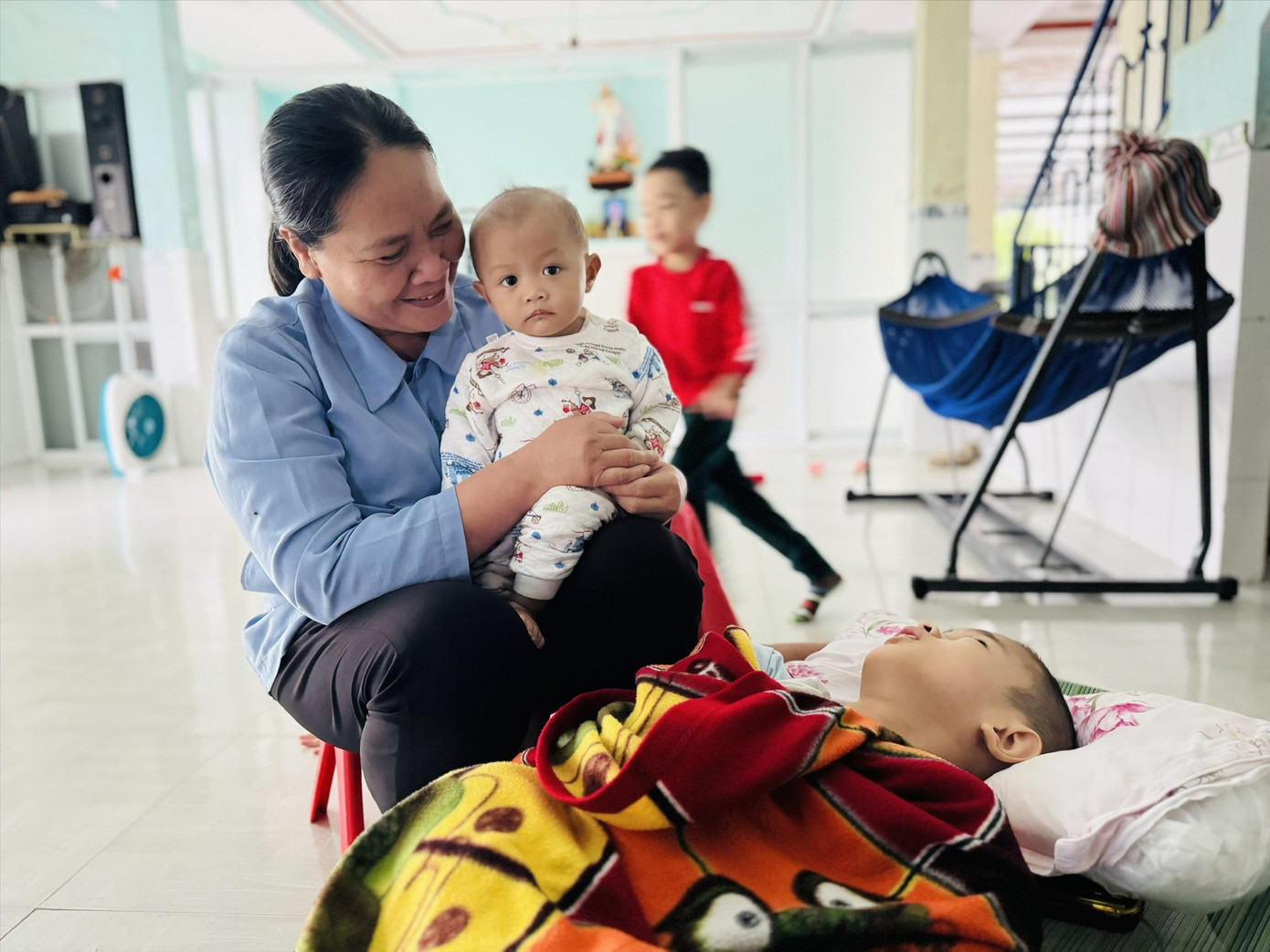 Cậu bé Nguyễn Hoàng Phúc Hưng và bé Nguyễn Hồng Na Ry luôn được các sơ chăm lo Cậu bé Nguyễn Hoàng Phúc Hưng và bé Nguyễn Hồng Na Ry luôn được các sơ chăm lo