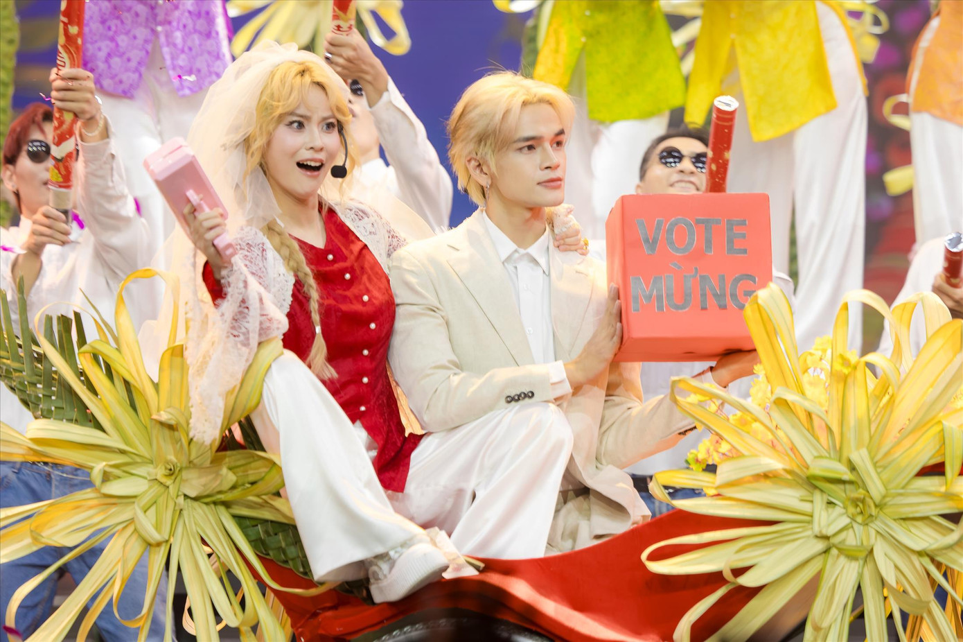 MisThy trong vai cô dâu trao nụ hôn đầu (trên sân khấu) cho vũ công cũng là một điểm nhấn cho tiết mục của đội Tóc Tiên. Ảnh: BTC MisThy trong vai cô dâu trao nụ hôn đầu (trên sân khấu) cho vũ công cũng là một điểm nhấn cho tiết mục của đội Tóc Tiên. Ảnh: BTC