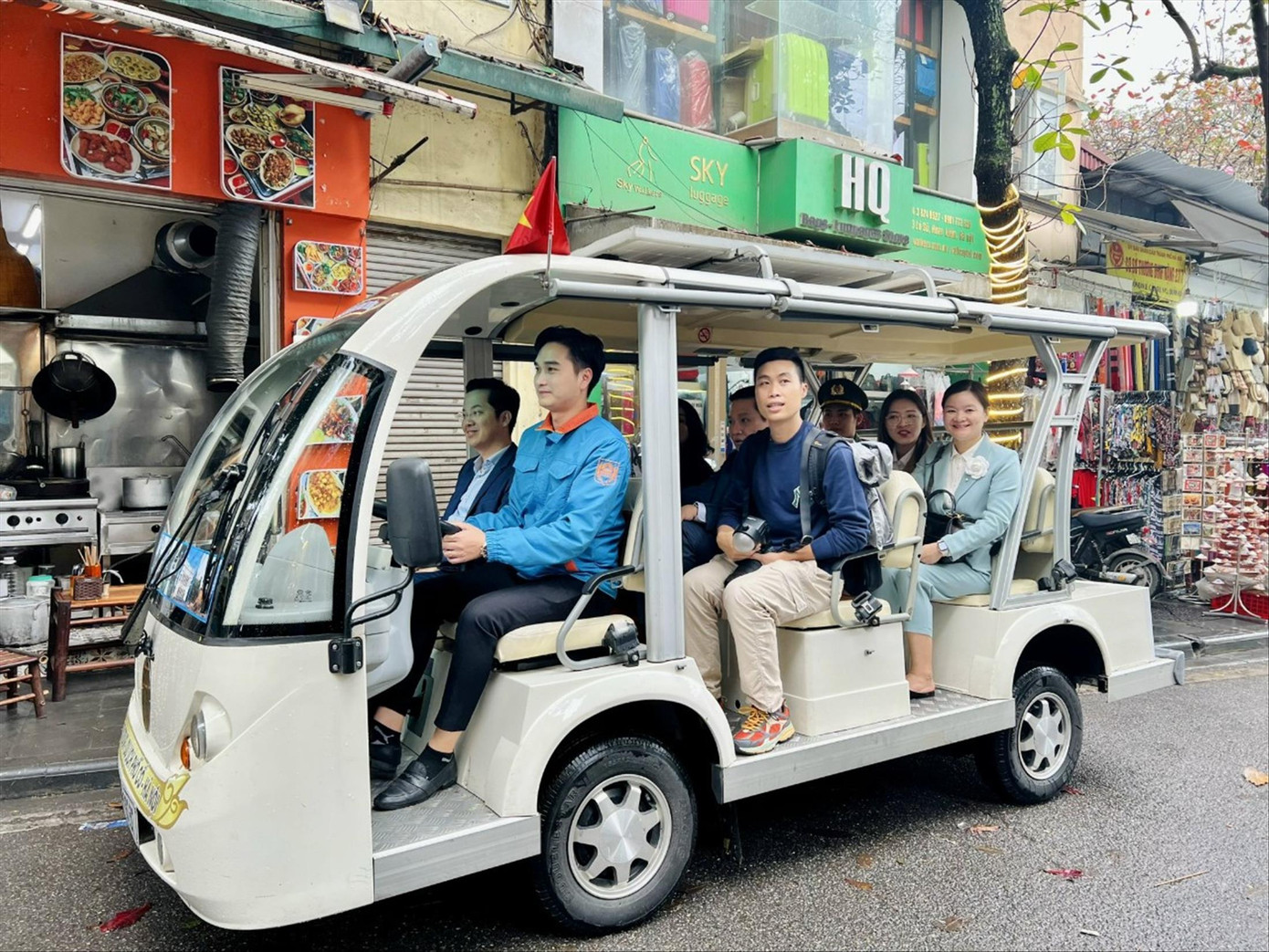 Xe chở người 4 bánh gắn động cơ hoạt động tại khu vực quận Hoàn Kiếm (Hà Nội) Xe chở người 4 bánh gắn động cơ hoạt động tại khu vực quận Hoàn Kiếm (Hà Nội)